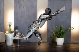 Elon Musk’s faux dumb robotic is the largest tech fail of 2025